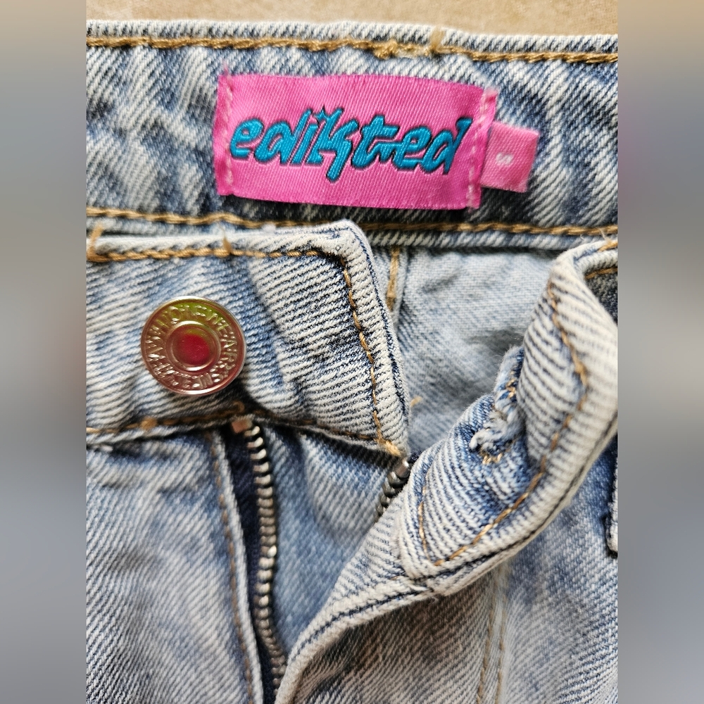 Edikted Blue Jeans with Classic Denim Texture and Durable Stitching